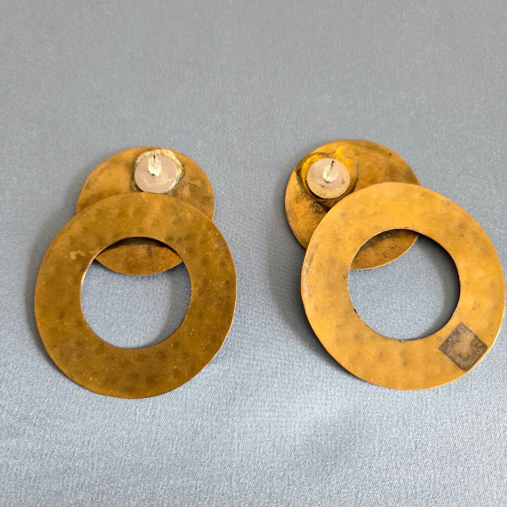 Large 3''' long oversized chunky vintage 1980s dangling brass earrings. - Picture 5 of 5